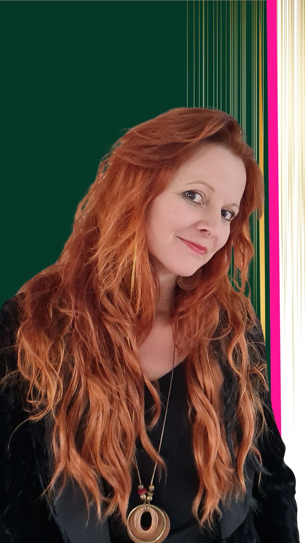 Frau mit langen, welligen roten Haaren trägt schwarzen Mantel und große runde Halskette, sie lächelt leicht und schaut leicht zur Seite vor grünem, pink und weiß gestreiftem Hintergrund.